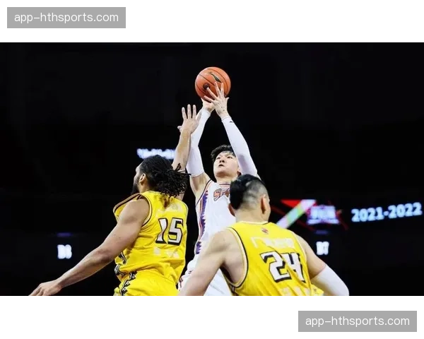 王哲林本赛季进攻效率提升至67.2%，与怀特塞德组成上海队内线“禁飞区”。